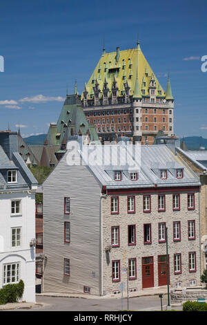 Blick auf das Chateau Frontenac und die alten Gebäude entlang der Avenue Saint-Denis von der Zitadelle, Old Quebec City, Quebec, Kanada. Stockfoto