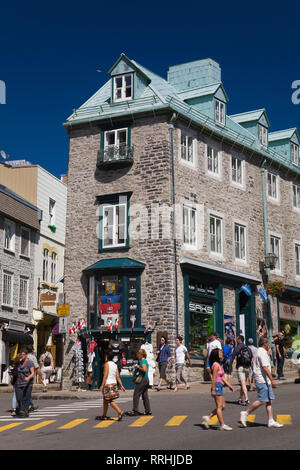 Touristen und Souvenirläden auf Cote de La Fabrique in der Oberen Stadt Bereich der Altstadt von Quebec City, Kanada Stockfoto