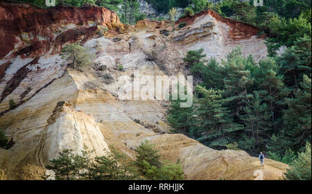 Rote und gelbe Felsen im provenzalischen Colorado Park in der Nähe von niort Stadt provence frankreich Stockfoto