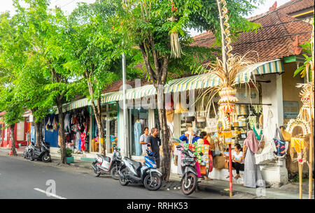 Geschäfte entlang der Jl Raya Legian Kuta Bali Indonesien. Stockfoto