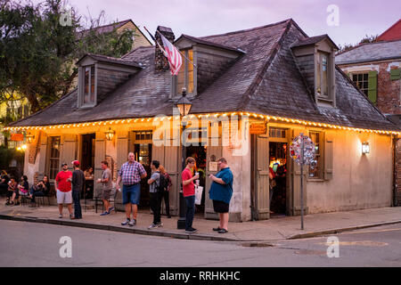 Leute vor Lafitte's Blacksmith Shop Bar in der Abenddämmerung, Bourbon Street, New Orleans French Quarter, New Orleans, Louisiana, USA Stockfoto