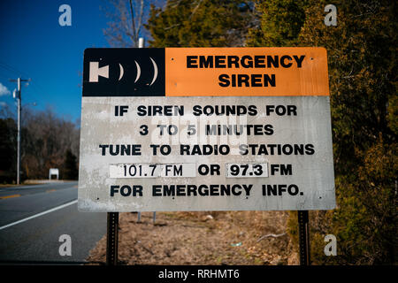 Notsignal Sirene Unterschreiben Land am Straßenrand. Stockfoto