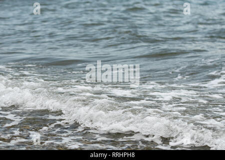 Ein felsiger Strand in Kroatien vor dem Hintergrund des blauen Meer Wasser und Wellen. Nahaufnahme mit einem verschwommenen Hintergrund. Stockfoto