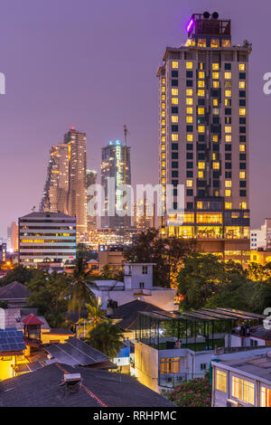 Da die Temperatur abgekühlt hat am Abend die Skyline von Colombo, der Hauptstadt Sri Lankas, leuchtet in der Dämmerung. Colombo Sri Lanka ist eine wahre Metropol Stockfoto