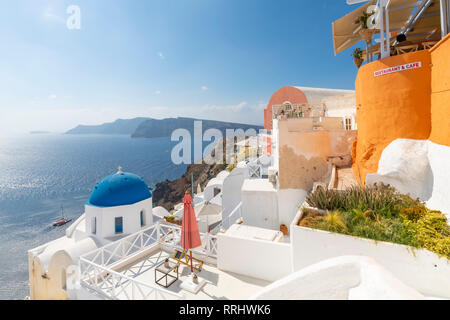 Blick auf die blauen Kuppeln der Kirche vom Café im Dorf Oia, Santorini, Kykladen, Inseln der Ägäis, griechische Inseln, Griechenland, Europa Stockfoto