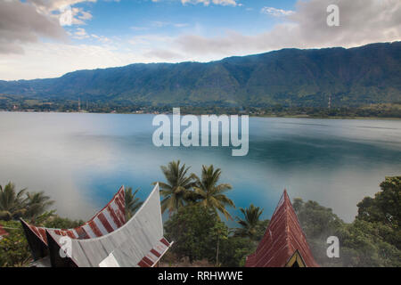 Typische Häuser mit Blick auf den Lake Toba Batak, Tuk Tuk, Lake Toba, Insel Samosir, Sumatra, Indonesien, Südostasien, Asien Stockfoto