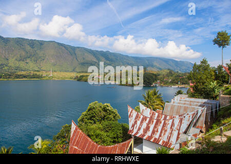 Typische Häuser mit Blick auf den Lake Toba Batak, Tuk Tuk, Lake Toba, Insel Samosir, Sumatra, Indonesien, Südostasien, Asien Stockfoto