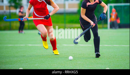 Hockey Player, bereit, den Ball zu einem Mitspieler zu übergeben Stockfoto