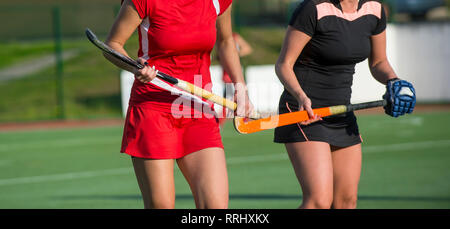 Hockey Player, bereit, den Ball zu einem Mitspieler zu übergeben Stockfoto