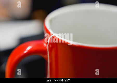 Rot Keramik Becher mit Teebeutel label Stockfoto