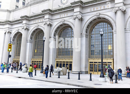 Fußgängerverkehr vor dem Eingang zum Public Square des Tower City Center in der Innenstadt von Cleveland, Ohio, USA. Stockfoto