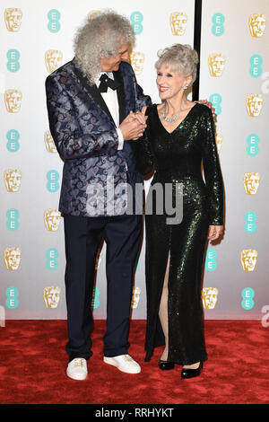 Brian May und Anita Dobson nehmen an der EE-British Academy Film Awards in der Royal Albert Hall in London. 10. Februar 2019 © Paul Treadway Stockfoto