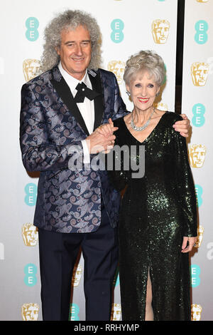 Brian May und Anita Dobson nehmen an der EE-British Academy Film Awards in der Royal Albert Hall in London. 10. Februar 2019 © Paul Treadway Stockfoto