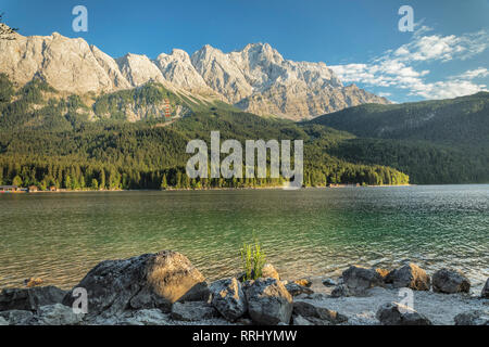 Eibsee und Zugspitze, in der Nähe von Grainau, Werdenfelser Land, Oberbayern, Bayern, Deutschland, Europa Stockfoto