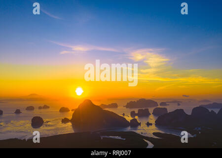 Luftbilder Sonnenaufgang am Samet Nangshe Aussichtspunkt in Phang Nga Thailand. Stockfoto