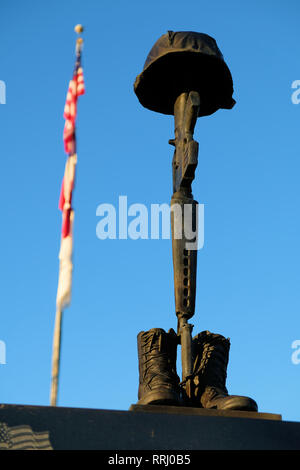 Battlefield Kreuz Skulptur auf dem Brazos Valley Vietnam Denkmal vor dem Clara B. Mounce öffentliche Bibliothek in Bryan, Texas, USA. Stockfoto