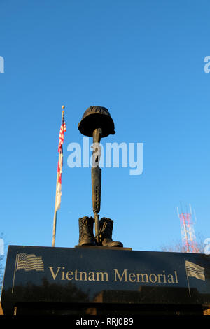 Battlefield Kreuz Skulptur auf dem Brazos Valley Vietnam Denkmal vor dem Clara B. Mounce öffentliche Bibliothek in Bryan, Texas, USA. Stockfoto