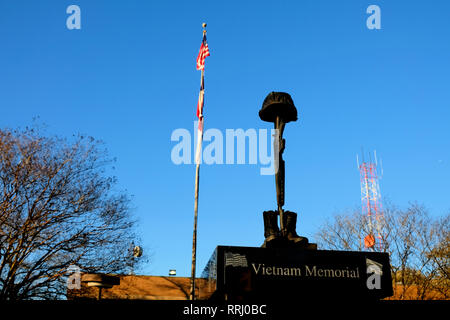 Battlefield Kreuz Skulptur auf dem Brazos Valley Vietnam Denkmal vor dem Clara B. Mounce öffentliche Bibliothek in Bryan, Texas, USA. Stockfoto