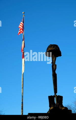 Battlefield Kreuz Skulptur auf dem Brazos Valley Vietnam Denkmal vor dem Clara B. Mounce öffentliche Bibliothek in Bryan, Texas, USA. Stockfoto