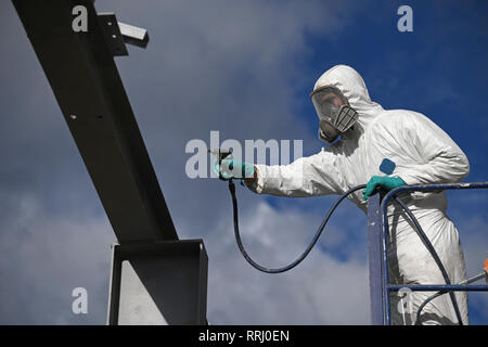 Handwerker sprühen Farben die Stahlträger auf der Baustelle Stockfoto