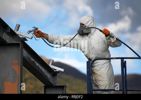 Handwerker sprühen Farben die Stahlträger auf der Baustelle Stockfoto