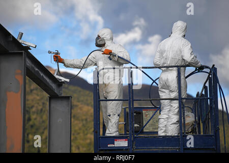 Handwerker sprühen Farben die Stahlträger auf der Baustelle Stockfoto