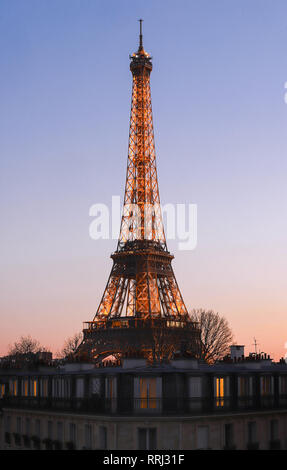 Der Eiffelturm Eiffelturm bei Nacht beleuchtet, Paris, Frankreich. Stockfoto