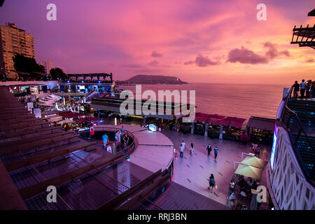 Lima, Peru - 22. Februar 2019: Blick auf Larcomar Einkaufszentrum im Stadtteil Miraflores bei einem malerischen Sonnenuntergang, Chorrillos und Morro Solar auf der backgro Stockfoto