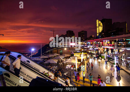 Lima, Peru - 22. Februar 2019: Blick auf Larcomar Einkaufszentrum im Stadtteil Miraflores bei einem malerischen Sonnenuntergang Stockfoto