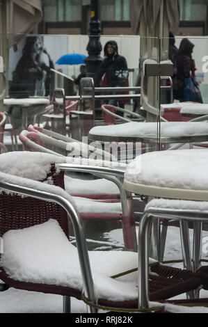 Bänke auf der Straße mit Schnee bedeckt. Bänke auf der Straße mit Schnee bedeckt. Stockfoto