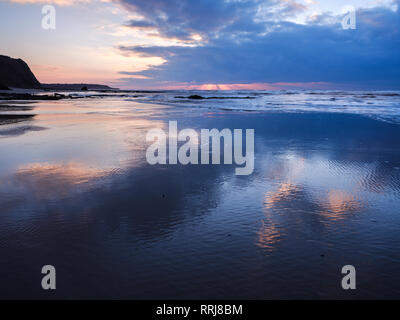 Sonne und Wolken Reflexionen am Strand von Orcombe Point, Exmouth, Devon, England, Vereinigtes Königreich, Europa Stockfoto