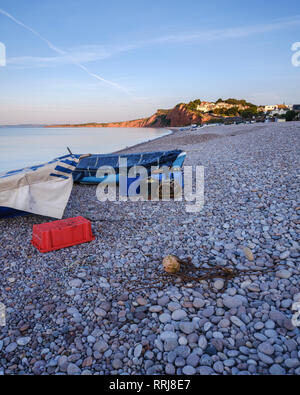 Fischerboote und Zahnrad auf dem Kiesstrand an Budleigh Salterton, Devon, England, Vereinigtes Königreich, Europa Stockfoto