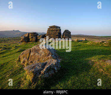 Warmes Sonnenlicht auf Granit bei Hound Tor in den Dartmoor Nationalpark, Bovey Tracey, Devon, England, Vereinigtes Königreich, Europa Stockfoto