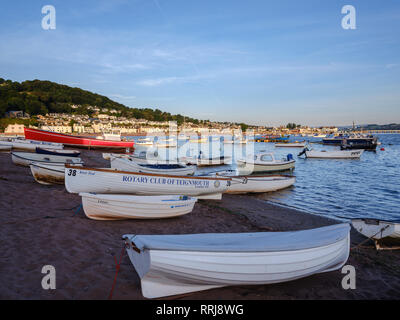 Boote bei Sonnenaufgang mit Blick über Teign Mündung am Point, Teignmouth, Devon, England, Vereinigtes Königreich, Europa zu Shaldon Stockfoto