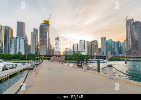 CHICAGO, IL - 12. JULI 2018: Downtown Chicago entlang des Lake Michigan in der Nähe von DuSable Hafen. Stockfoto