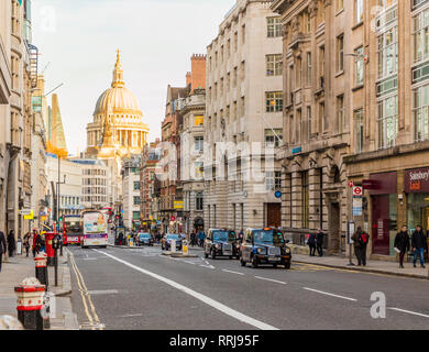 Eine Ansicht der Fleet Street, mit der St. Pauls Kathedrale im Hintergrund, London, England, Vereinigtes Königreich, Europa Stockfoto