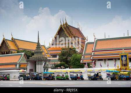 Tuk Tuks vor dem Grand Palace in Bangkok, Thailand, Südostasien, Asien geparkt Stockfoto