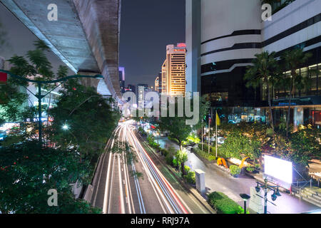 Anzeigen von erhöhten Skytrain verfolgen und Ampel Trails an der Sukhumvit Road im Zentrum von Bangkok, Thailand, Südostasien, Asien Stockfoto