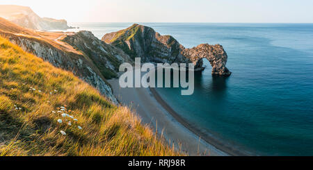 Blick von den Klippen zu Durdle Door, Jurassic Coast, UNESCO-Weltkulturerbe, West Lulworth, Dorset, England, Vereinigtes Königreich, Europa Stockfoto