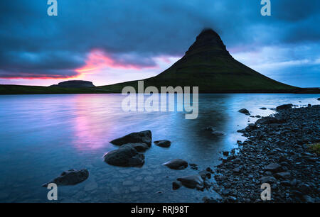 Kirkjufell (Gemeinde Berg) bei Sonnenuntergang, Halbinsel Snaefellsnes, Region West (vesturland), Island, Polargebiete Stockfoto