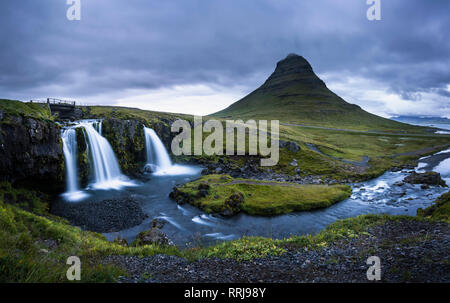 Kirkjufell (Gemeinde Berg) und Wasserfall in der Nähe von Grundarfjordur, Halbinsel Snaefellsnes, Region West (vesturland), Island, Polargebiete Stockfoto