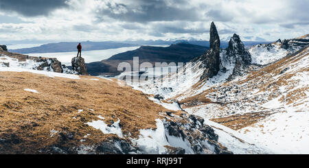 Wanderer bewundernden Blick auf den Alten Mann von Storr, in der Nähe von Portree auf der Insel Skye, Innere Hebriden, Highland, Schottland, Großbritannien, Europa Stockfoto