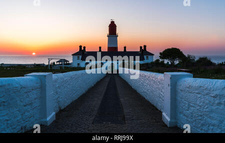 Sonnenaufgang hinter Souter Leuchtturm, Marsden, South Shields, Tyne und Wear, England, Vereinigtes Königreich, Europa Stockfoto