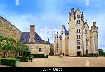 Augustins, Frankreich - 25 April 2018: Leere Hof des majestätischen Schloß Montreuil-Bellay Schloss und die umliegenden Wände in Frankreich. Bewölkt spri Stockfoto