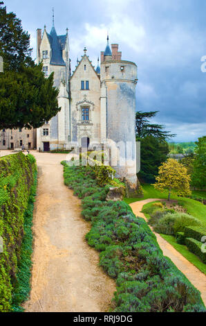 Augustins, Frankreich - 25 April 2018: Leere Hof des majestätischen Schloß Montreuil-Bellay Schloss und die umliegenden Wände und Bäume in Frankreich. C Stockfoto