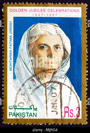 PAKISTAN - ca. 1997: einen Stempel in Pakistan gedruckt zeigt Mohtarma Fatima Jinnah, Zahnärzte, Biograph, Stateswoman und einer der führenden Founde Stockfoto