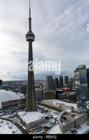 CN Tower an einem bewölkten Tag im Winter - Toronto, Ontario Stockfoto