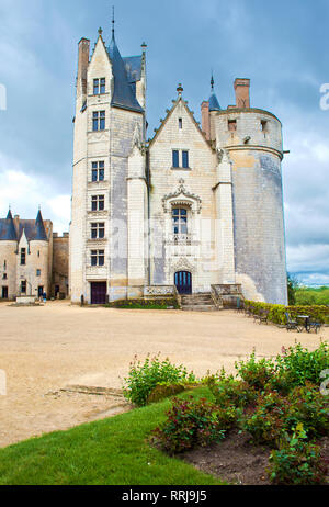 Augustins, Frankreich - 25 April 2018: Leere Hof des majestätischen Schloß Montreuil-Bellay Schloss und die umliegenden Wände in Frankreich. Bewölkt spri Stockfoto