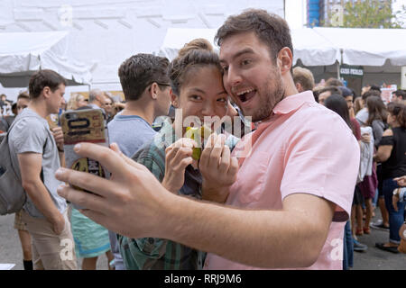 Ein attraktives Paar stellen mit ihren Pickles bei der jährlichen Essiggurke Tag Feier auf der Orchard Street auf der Lower East Side von Manhattan. Stockfoto