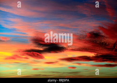 Rot, Orange, Pink, dramatisch, Himmel, Sonnenuntergang, bunt, Wolke, Wolken, Himmel Stockfoto